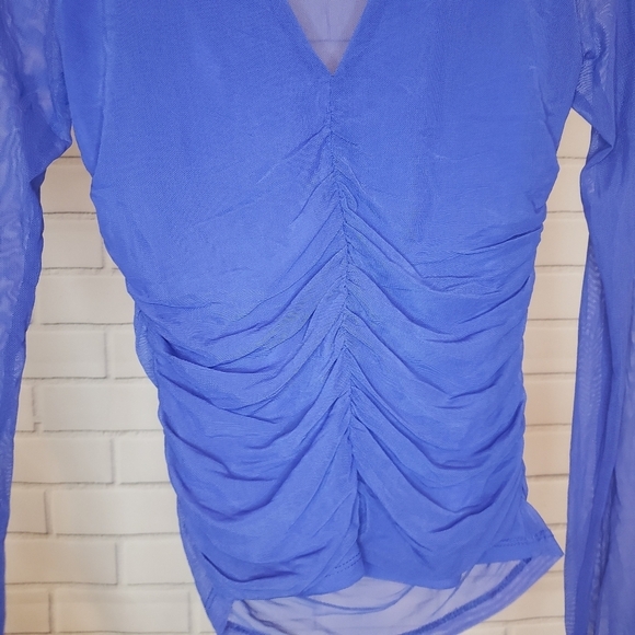 NWT Mesh Solid Print Ruched V-Neck‎ Top - Picture 6 of 9